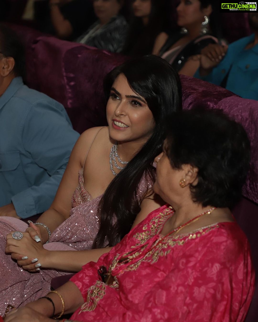 Madhurima Tuli Instagram - This one is truly special because it’s MOST ICONIC MOTHER DAUGHTER DUO ❤️🙏🏼 Thank you #saraswatidadasahebphalkesoulmateawards2023