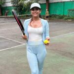 Madhurima Tuli Instagram - Have I mentioned my love for tennis..I love this sport!! Reliving some childhood memories with Dad ♥️🥰 #childhood #memories #dad #daughter #fatherdaughter #reelitfeelit #reelkarofeelkaro
