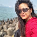Madhurima Tuli Instagram – With or without chashma 😎❤️

#narimanpoint #beach #samundar #mumbai #beauty