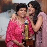 Madhurima Tuli Instagram - This one is truly special because it’s MOST ICONIC MOTHER DAUGHTER DUO ❤️🙏🏼 Thank you #saraswatidadasahebphalkesoulmateawards2023