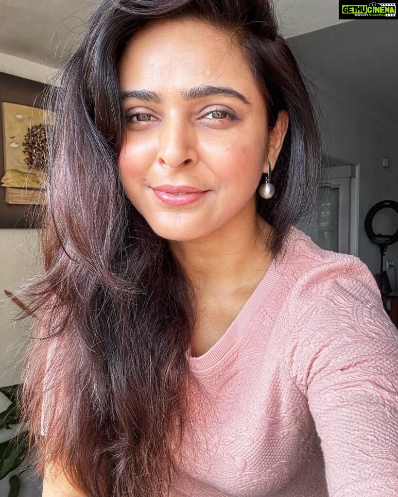 Madhurima Tuli Instagram - Selfieeeeees 🫶🏼🌸 #selfies #timepass #life #liveitup #goodvibes