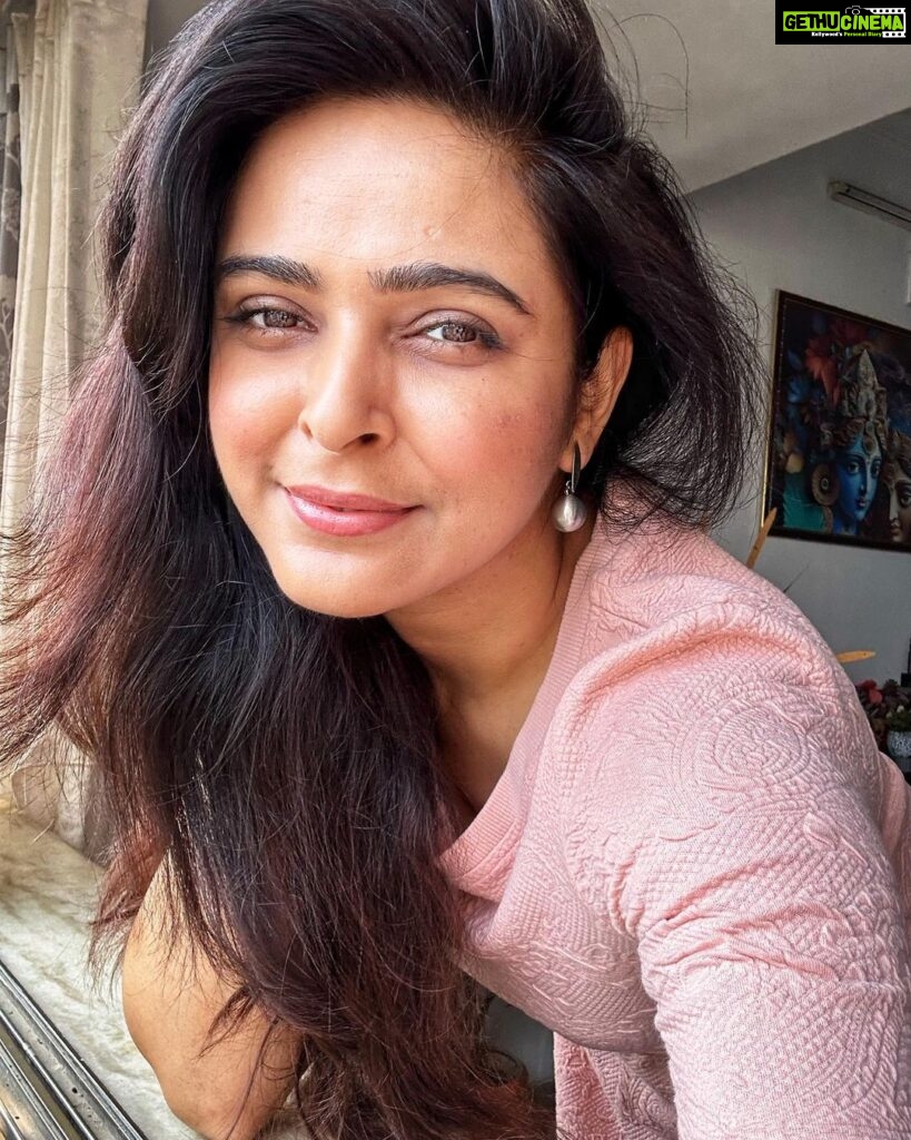Madhurima Tuli Instagram - Selfieeeeees 🫶🏼🌸 #selfies #timepass #life #liveitup #goodvibes