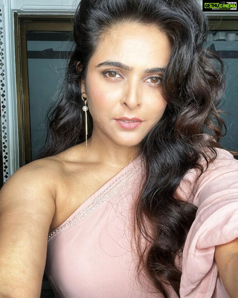 Madhurima Tuli Instagram - Selfie series 🌸💓 HMU @sunny_makeup_artist #selfie #pink #love #loveyourself