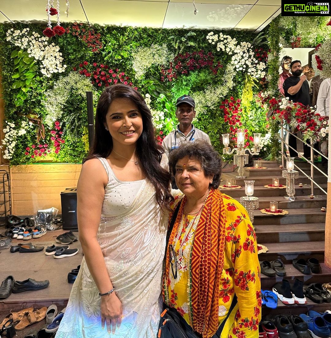 Madhurima Tuli Instagram - Embracing the divine blessings of Lord Ganesha at the residence of the hounourable Chief Minister of Maharashtra @mieknathshinde Sir Grateful for this unforgettable experience 🙏🏼