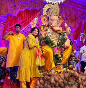 Madhurima Tuli Instagram - GANPATIBAPPAMORYA ❤️🙏🏼 For 7 yrs we’ve kept Ganpati. This year we were planning but couldn’t. Hopefully next year Bappa will grace his blessings in our house 🙏🏼 #andhericharaja #ganapatibappamorya