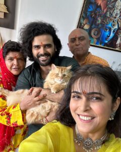 Madhurima Tuli Instagram - Wish you all a very Happy Rakshabandhan 🩷🙏🏼
Wearing - @ambraee_ 
#brothersisterlove #rakshabandhan
