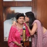 Madhurima Tuli Instagram - This one is truly special because it’s MOST ICONIC MOTHER DAUGHTER DUO ❤️🙏🏼 Thank you #saraswatidadasahebphalkesoulmateawards2023