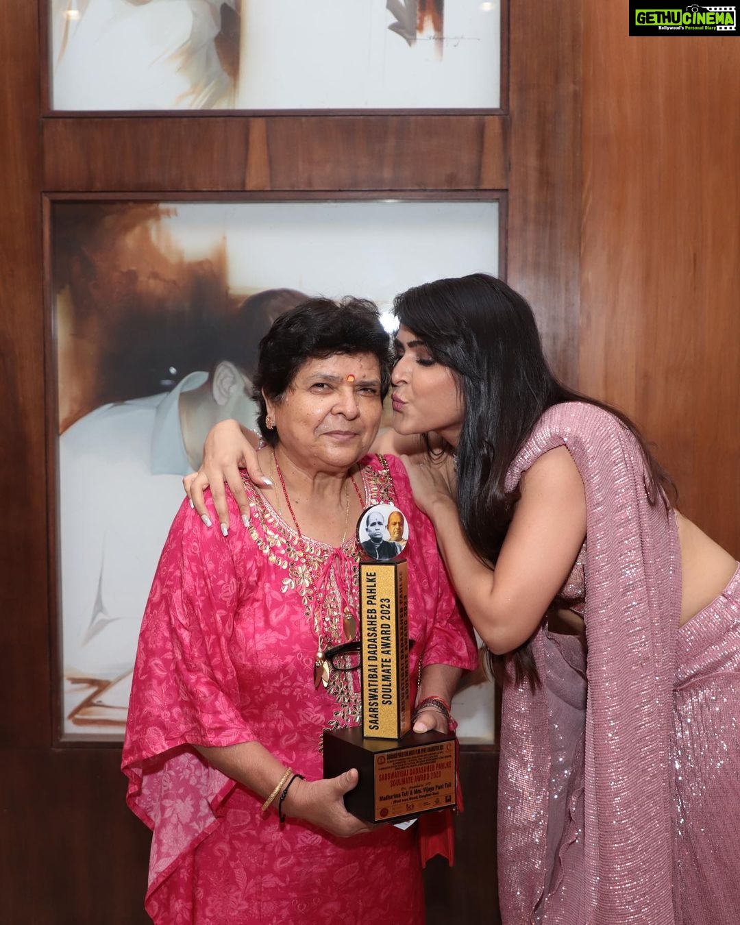 Madhurima Tuli Instagram - This one is truly special because it’s MOST ICONIC MOTHER DAUGHTER DUO ❤️🙏🏼 Thank you #saraswatidadasahebphalkesoulmateawards2023