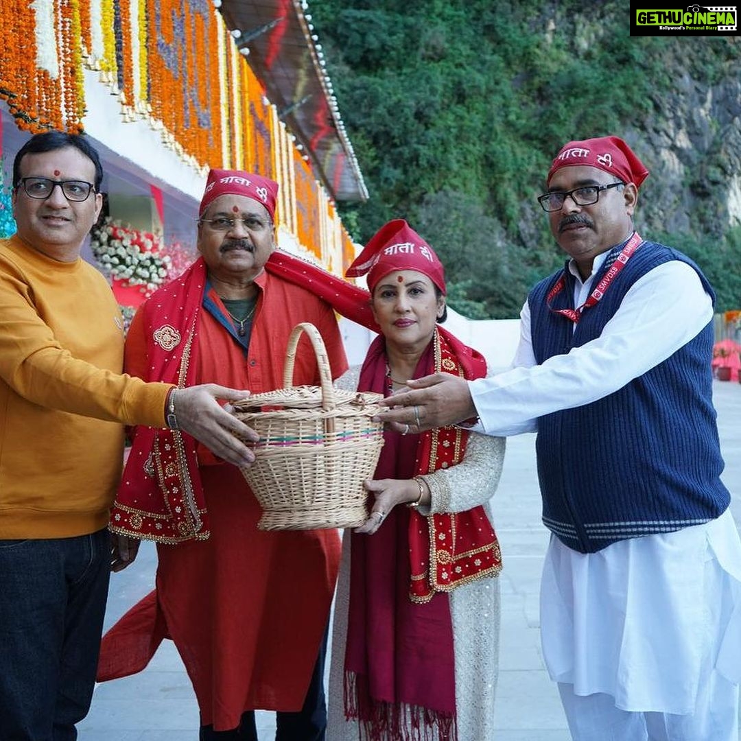 Madhushree Instagram - Feeling #blessed to perform in #vashnodevi Darbaar .#jaimatadi Happy #navratri #vaishnodevi darshan #jambhu #matavaishnodevi #jaimatadi #jaimahakal #jaikaalbhairav #durgapooja #happy #mahaashtomi