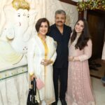 Madhushree Instagram – Celebrating 4 places Ganpati Pooja  with #ruhankapoor  #dineshshahra  #ushasavara #arunita . #mahendrakapoor  #music  #ganeshpooja  #lordganesha  #bhajan  #songs .