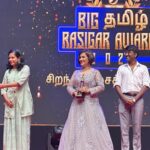 Madhushree Instagram – With your love again #mallipoo  #rocks  thanks to #bigtamilrasigarawards #bigfm #arrahman  #yuvanshankarraja  #vidyasagar  #deva  #tamil  #gvprakash  #thamarai  #vtk  #gautammenon  #silambarasan  #simbufans