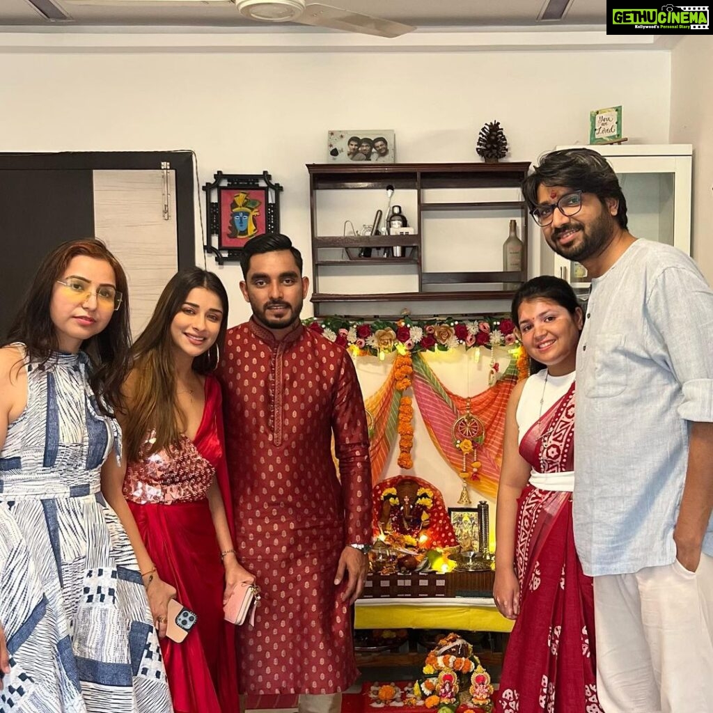 Madhuurima Instagram - High vibrations on his Spl day. Thank you god for fulfilling everyones wishes who are aligned with their purpose. . Keep the blessings coming ❤️. Happy birthdayGAMPU ❤️❤️ Styled by @litittlepuffsofhappiness @styleitupwithraavi outfit @masumimewawallaofficial