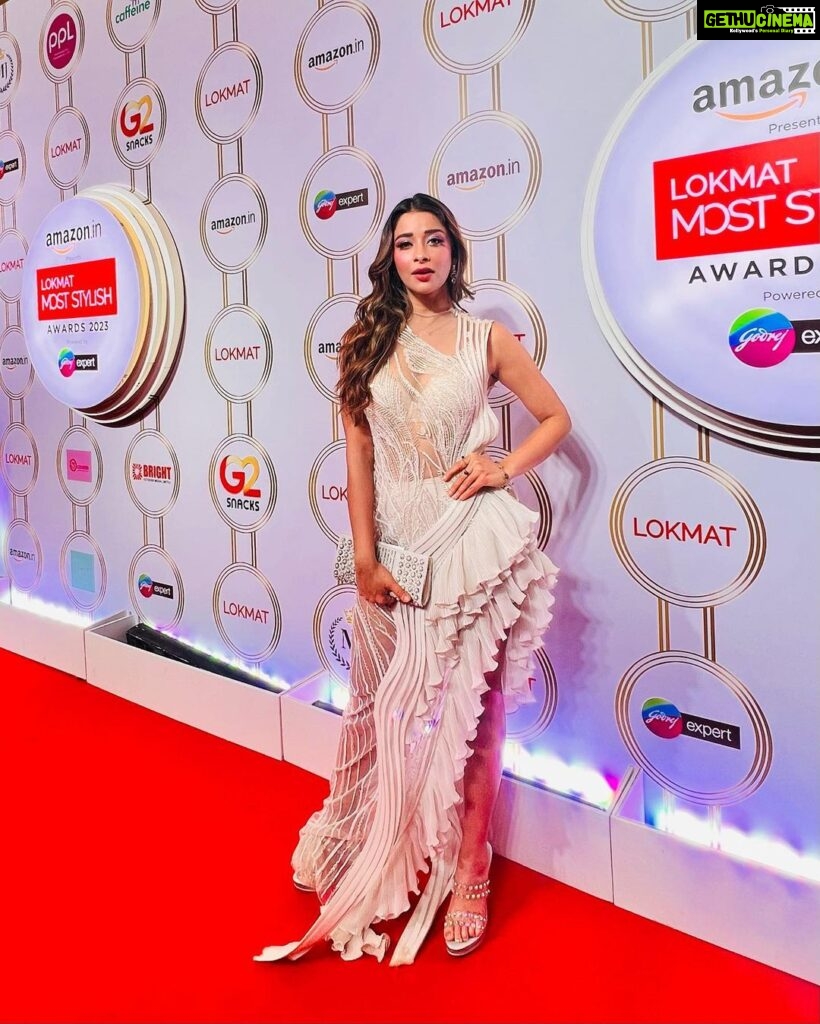 Madhuurima Instagram - Standing tall like an angel. Well ain’t I the most fashionable one 😍. @lokmat most stylish awards. Styling @littlepuffsofhappiness @styleitupwithraavi Outfit @mireyasanya Jewellery @cherryblossomdesigns Cordinated by @yourstylistforever Make up & Hair - @sidandpiyu