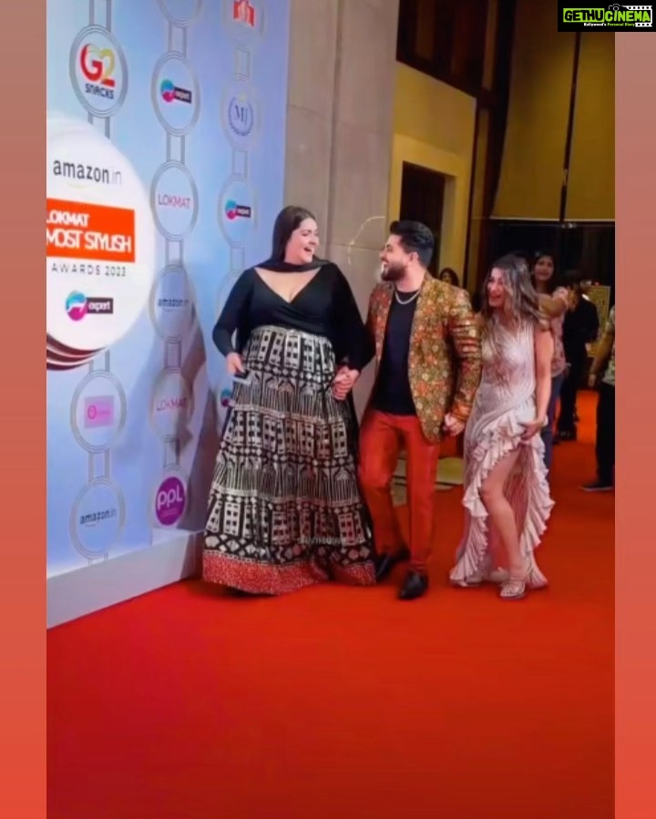 Madhuurima Instagram - Standing tall like an angel. Well ain’t I the most fashionable one 😍. @lokmat most stylish awards. Styling @littlepuffsofhappiness @styleitupwithraavi Outfit @mireyasanya Jewellery @cherryblossomdesigns Cordinated by @yourstylistforever Make up & Hair - @sidandpiyu