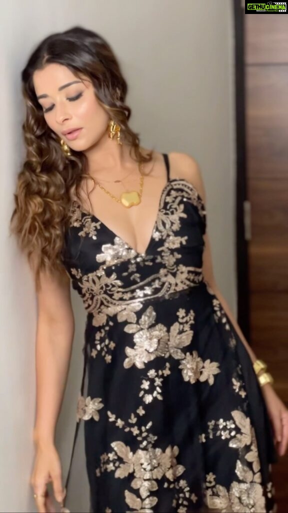 Madhuurima Instagram - “Draped in sensuous shades of gold and black, ready to shimmer through the night. ✨🖤 #GoldenElegance #SensuousCharm” Wearing @a.la.modebyakanksha