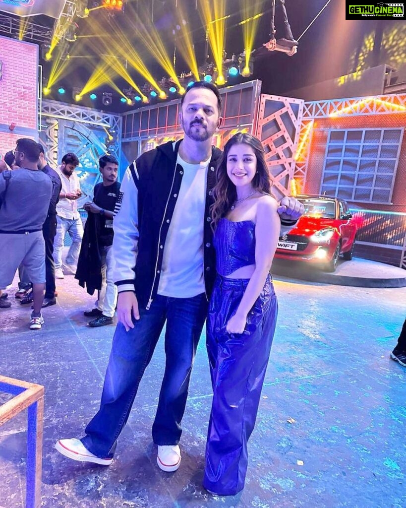 Madhuurima Instagram - Sharing the stage With the one and only LION KING @itsrohitshetty . The lion and the wolf 😍 Will miss the banter and how he teases me. M gonna miss u. Miss the show sir. ❤❤. And all my other jungle wasio ❤❤🤗🤗 hugs.