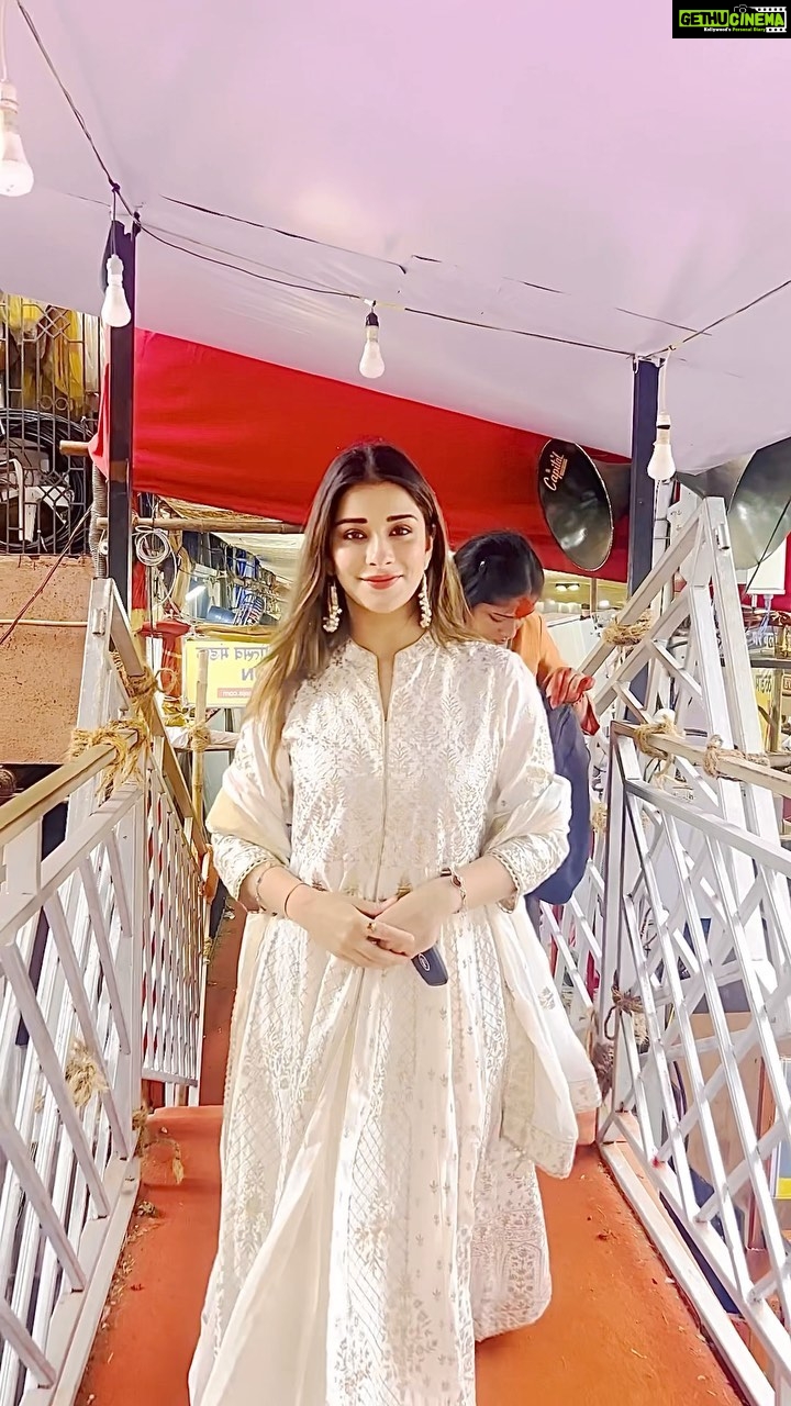 Madhuurima Instagram - Radiating pure joy as I finally got the chance to seek blessings at Lalbaug cha Raja! 🙏✨ Grateful for this divine opportunity amidst the crowd and chaos. 🌟 #LalbaugChaRaja ❤️❤️❤️