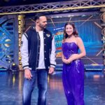 Madhuurima Instagram – Sharing the stage With the one and only LION KING @itsrohitshetty . The lion and the wolf 😍

Will miss the banter and how he teases me. M gonna miss u. Miss the show sir. ❤️❤️. 
And all my other jungle wasio ❤️❤️🤗🤗 hugs.