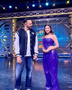Madhuurima Instagram - Sharing the stage With the one and only LION KING @itsrohitshetty . The lion and the wolf 😍

Will miss the banter and how he teases me. M gonna miss u. Miss the show sir. ❤️❤️. 
And all my other jungle wasio ❤️❤️🤗🤗 hugs.