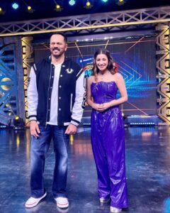 Madhuurima Instagram - Sharing the stage With the one and only LION KING @itsrohitshetty . The lion and the wolf 😍

Will miss the banter and how he teases me. M gonna miss u. Miss the show sir. ❤️❤️. 
And all my other jungle wasio ❤️❤️🤗🤗 hugs.