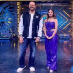 Madhuurima Instagram – Sharing the stage With the one and only LION KING @itsrohitshetty . The lion and the wolf 😍

Will miss the banter and how he teases me. M gonna miss u. Miss the show sir. ❤️❤️. 
And all my other jungle wasio ❤️❤️🤗🤗 hugs.