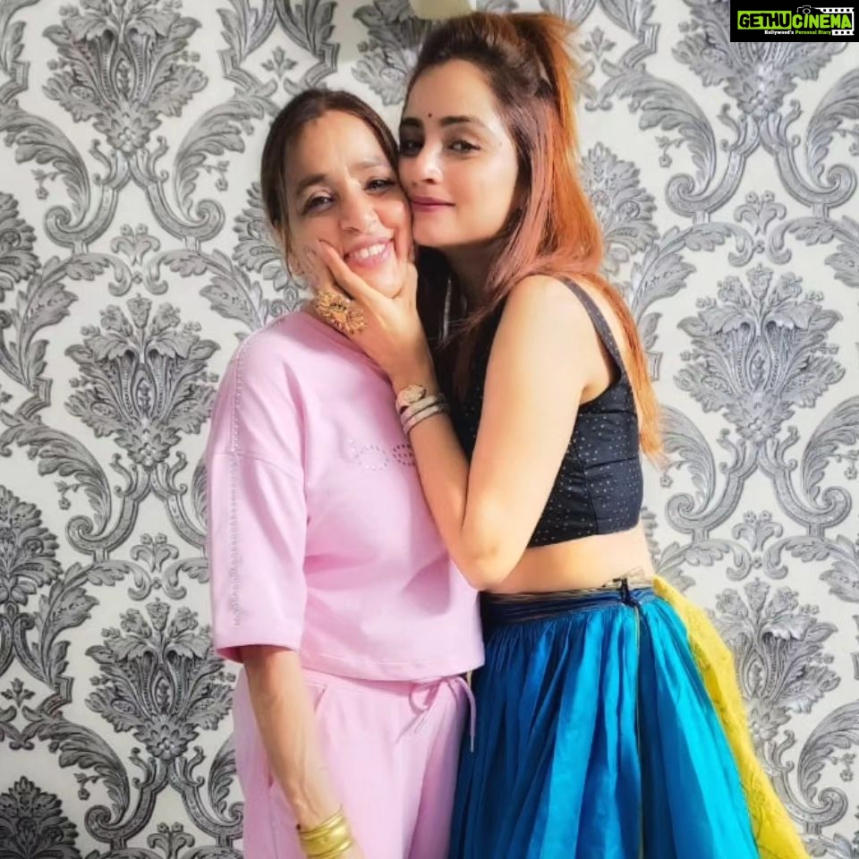 Madirakshi Mundle Instagram - Meri choti si paaaali siii Nanni si Iloveu #loveunconditionally #motherdaughter #motherlove