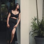 Madonna Sebastian Instagram - 🖤 Photography: @_harikumar._ Bts : @__naim.___ Styled by @styyledbyjoe @joe_elize_joy Assisted by : @jubin_vincent MUAH : @laxmi_saneesh Outfit : @bandhan_my_boutique Location: @canvas_restaurant_pizzeria Canvas Restaurant & Pizzeria