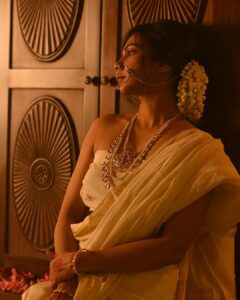 Madonna Sebastian Instagram - അത്തം ദിനാശംസകൾ
🌸🌸🌸

Onam wishes from
@raimes_designerboutique 
@rahul_raj_._r 
@samson_lei @samsonlei_hair_and_makeup 
@planetjewel 
@fortekochi 

#onam #onamsaree #kerala #keralam #tradition