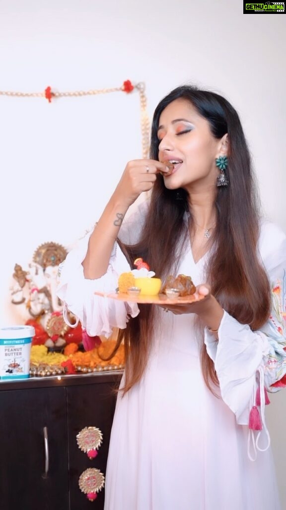 Maera Mishra Instagram - Aap sabhi ko Ganesh Chaturthi ki dher saari shubhkaamnay ♥♥ Iss tyohaar opt for a healthier choice with @myfitness peanut butter, jo banayga aapke sweets ko deliciously better 🥜🍫😋 Order now at myfitness.in 🛒 Outfit by @bunaai ❤ #HappyGaneshChaturthi #GaneshChaturthi #Ganesha #Aagman #MyFitness #healthkatastypartner