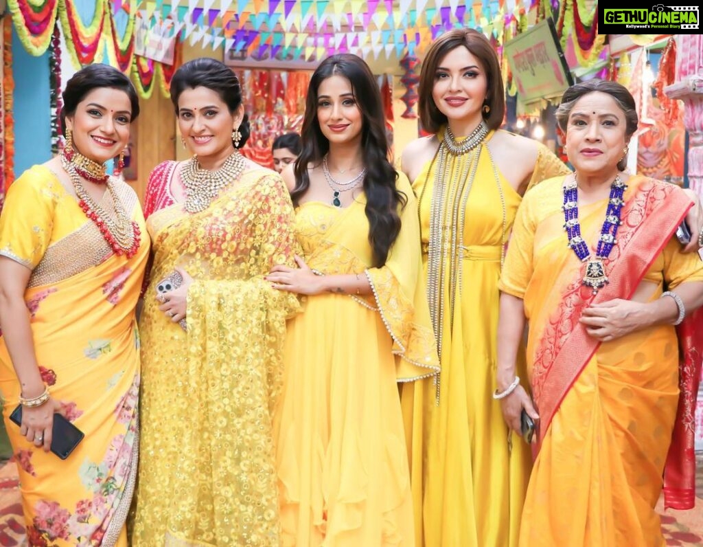 Maera Mishra Instagram - How much Yellow is too much Yellow? 💛 😁 #bhagyalakshmi