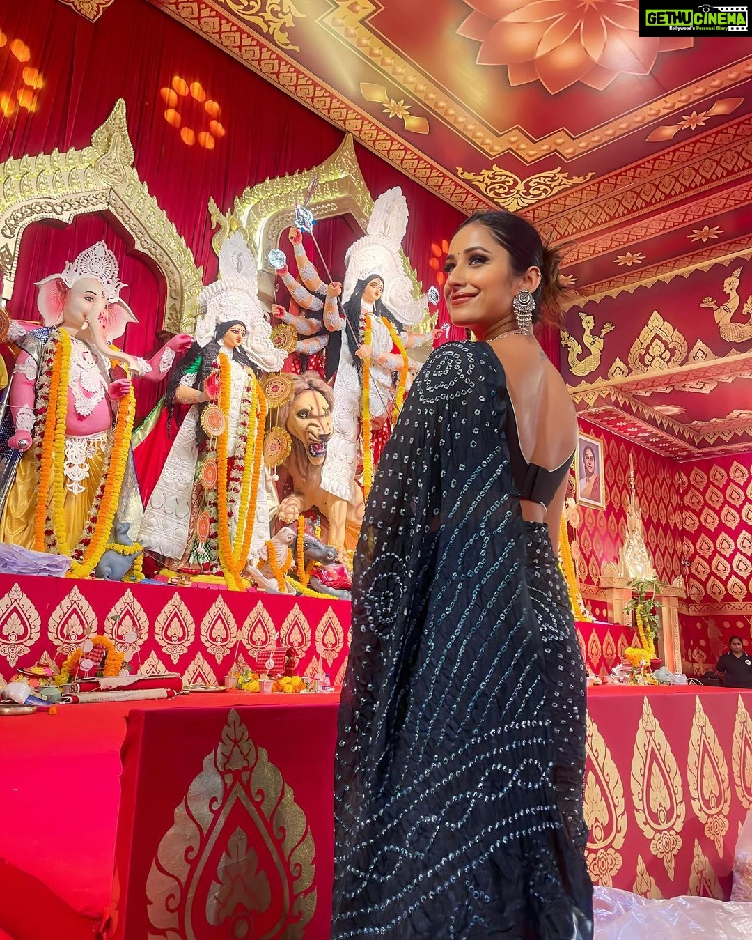 Maera Mishra Instagram - Navami ❤️ Thankyou so much @jyotimukerji for having us, i have honestly never celebrated durga puja like this ever before. #Blessed 🧿❤️ @northbombaydurgapuja Styled by @seam_stress_by_rajludhwani Saree by @nangaliaruchira