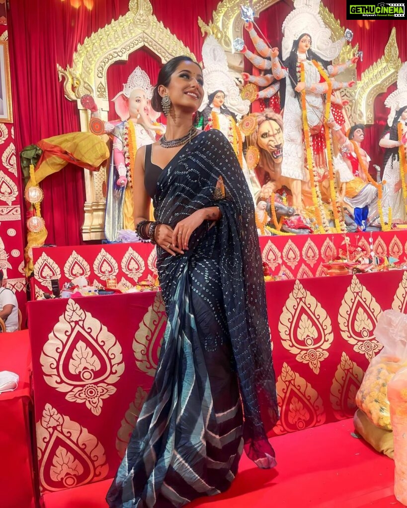 Maera Mishra Instagram - Navami ❤️ Thankyou so much @jyotimukerji for having us, i have honestly never celebrated durga puja like this ever before. #Blessed 🧿❤️ @northbombaydurgapuja Styled by @seam_stress_by_rajludhwani Saree by @nangaliaruchira