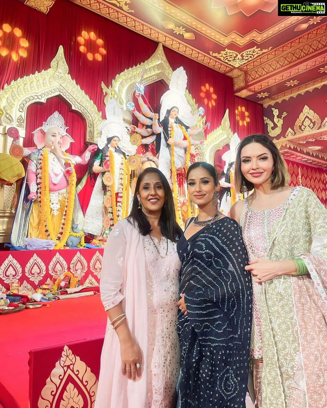 Maera Mishra Instagram - Navami ❤️ Thankyou so much @jyotimukerji for having us, i have honestly never celebrated durga puja like this ever before. #Blessed 🧿❤️ @northbombaydurgapuja Styled by @seam_stress_by_rajludhwani Saree by @nangaliaruchira