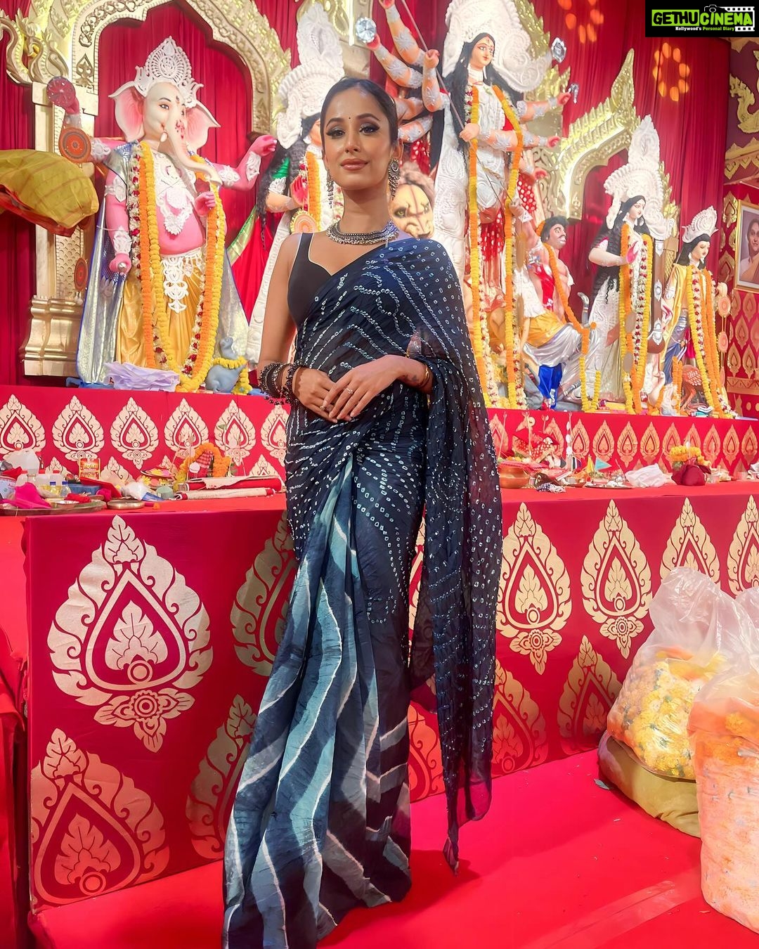 Maera Mishra Instagram - Navami ❤️ Thankyou so much @jyotimukerji for having us, i have honestly never celebrated durga puja like this ever before. #Blessed 🧿❤️ @northbombaydurgapuja Styled by @seam_stress_by_rajludhwani Saree by @nangaliaruchira