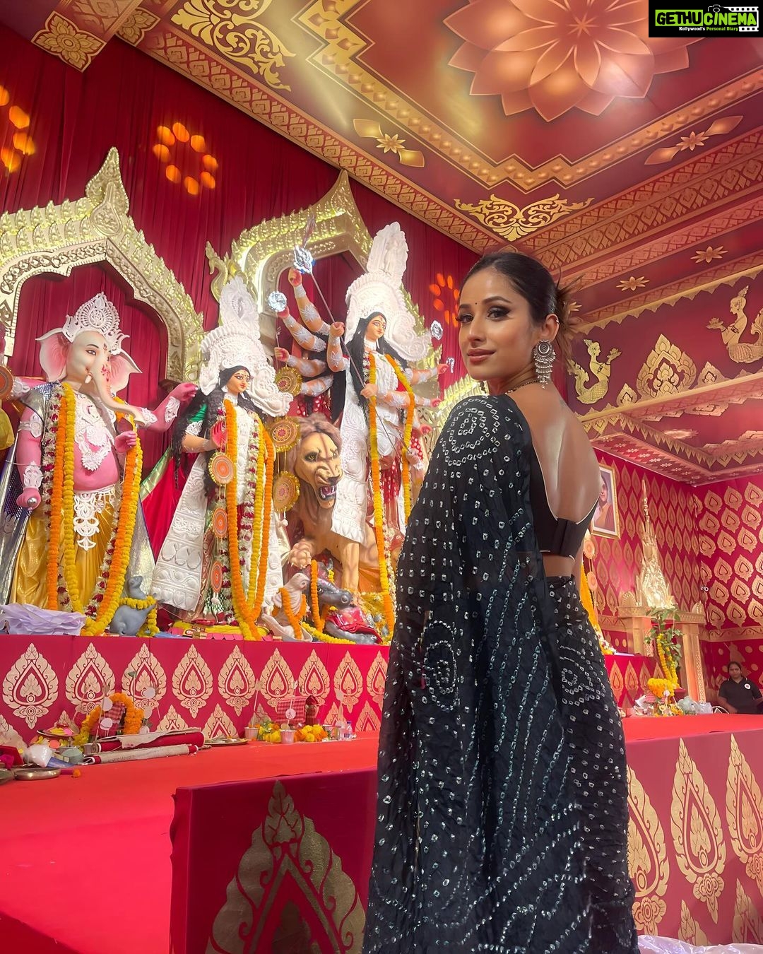 Maera Mishra Instagram - Navami ❤️ Thankyou so much @jyotimukerji for having us, i have honestly never celebrated durga puja like this ever before. #Blessed 🧿❤️ @northbombaydurgapuja Styled by @seam_stress_by_rajludhwani Saree by @nangaliaruchira