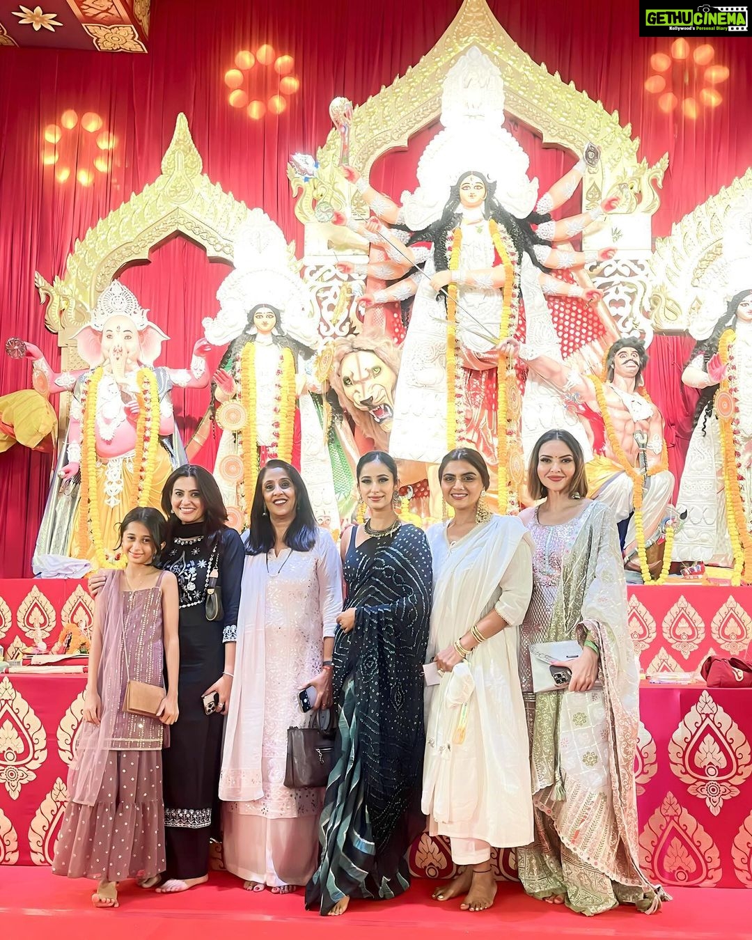Maera Mishra Instagram - Navami ❤️ Thankyou so much @jyotimukerji for having us, i have honestly never celebrated durga puja like this ever before. #Blessed 🧿❤️ @northbombaydurgapuja Styled by @seam_stress_by_rajludhwani Saree by @nangaliaruchira