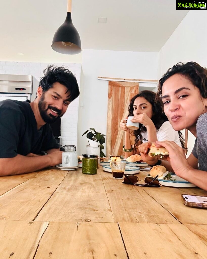 Mahat Raghavendra Instagram - A bunch of grown up people taking our sundaze seriously 😎 @whatistheraveabout @anusha.dhayanidhi 🤗💞