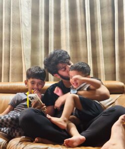 Mahat Raghavendra Instagram - #satyrdaynight with my boys ❤️😘 

#Rudra #Veda @adhiyamanraghavendra

📸 @anusha.dhayanidhi