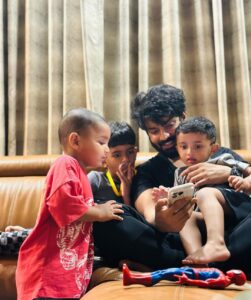 Mahat Raghavendra Instagram - #satyrdaynight with my boys ❤️😘 

#Rudra #Veda @adhiyamanraghavendra

📸 @anusha.dhayanidhi