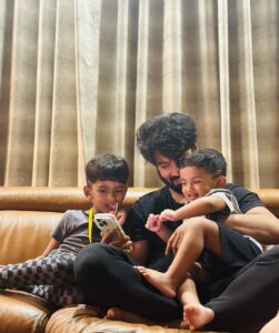 Mahat Raghavendra Instagram - #satyrdaynight with my boys ❤️😘 

#Rudra #Veda @adhiyamanraghavendra

📸 @anusha.dhayanidhi