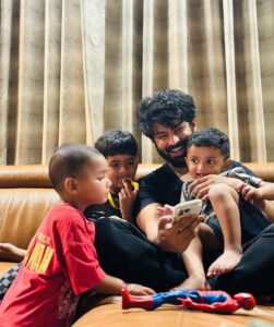 Mahat Raghavendra Instagram - #satyrdaynight with my boys ❤️😘 

#Rudra #Veda @adhiyamanraghavendra

📸 @anusha.dhayanidhi
