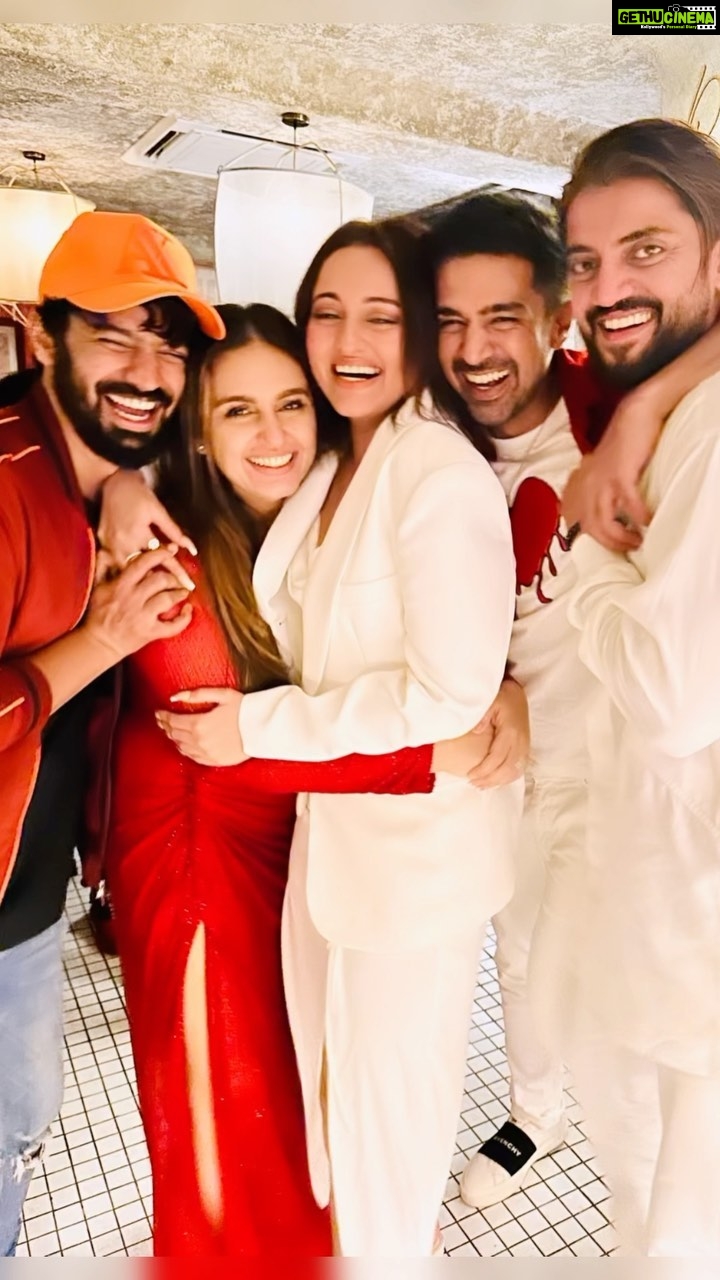 Mahat Raghavendra Instagram - Happy birthday @iamhumaq love you a lottttttt😘 truly blessed to have a friend like you! Thank you for being born & thank you for being there always! May this year be filled with alll the love and alllll the fun! And may we do more trips 😂 & make more memories together forever ❤️🤗 #bestfriends #happybirthday