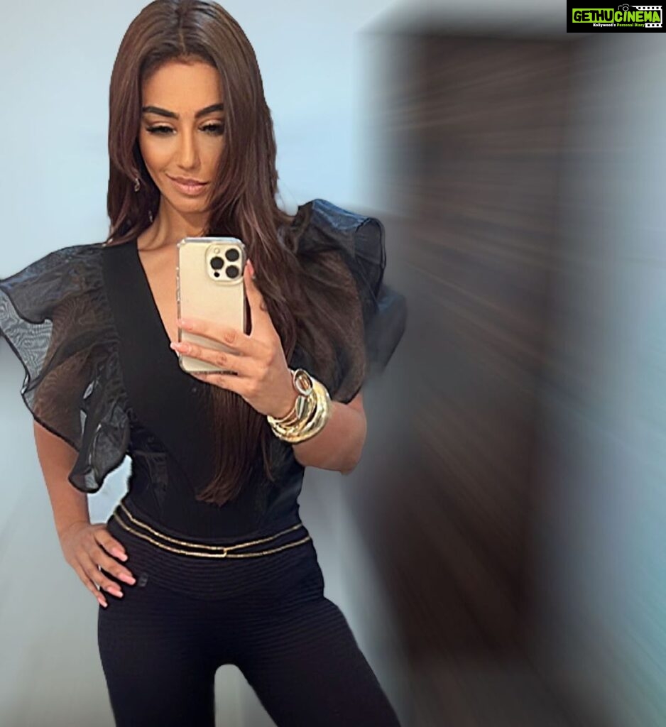 Mahek Chahal Instagram - Confidence isn't walking into a room thinking you are better than everyone, it's walking in not having to compare yourself to anyone at all.