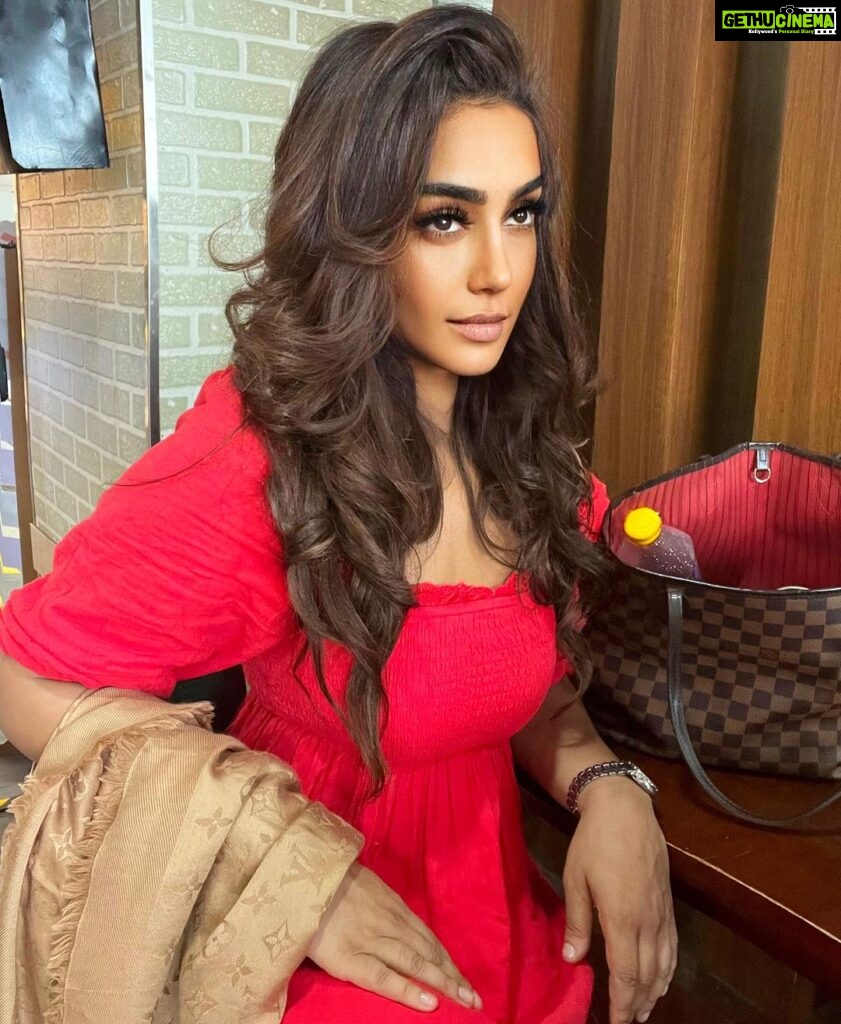 Mahek Chahal Instagram - The face I pull when I have to travel 5 days straight for an India tour… Only coffee can save me now 🙄 . . . . #celebstyle #indiatour #indiatravelgram #stageshow #bollywood Mumbai, Maharashtra