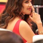 Mahima Nambiar Instagram - Some BTS shots from Chandramukhi 2 trailer launch @raghavalawrenceoffl 🤍 #chandramukhi2 #trailerlaunch #chennai #haiyyoda