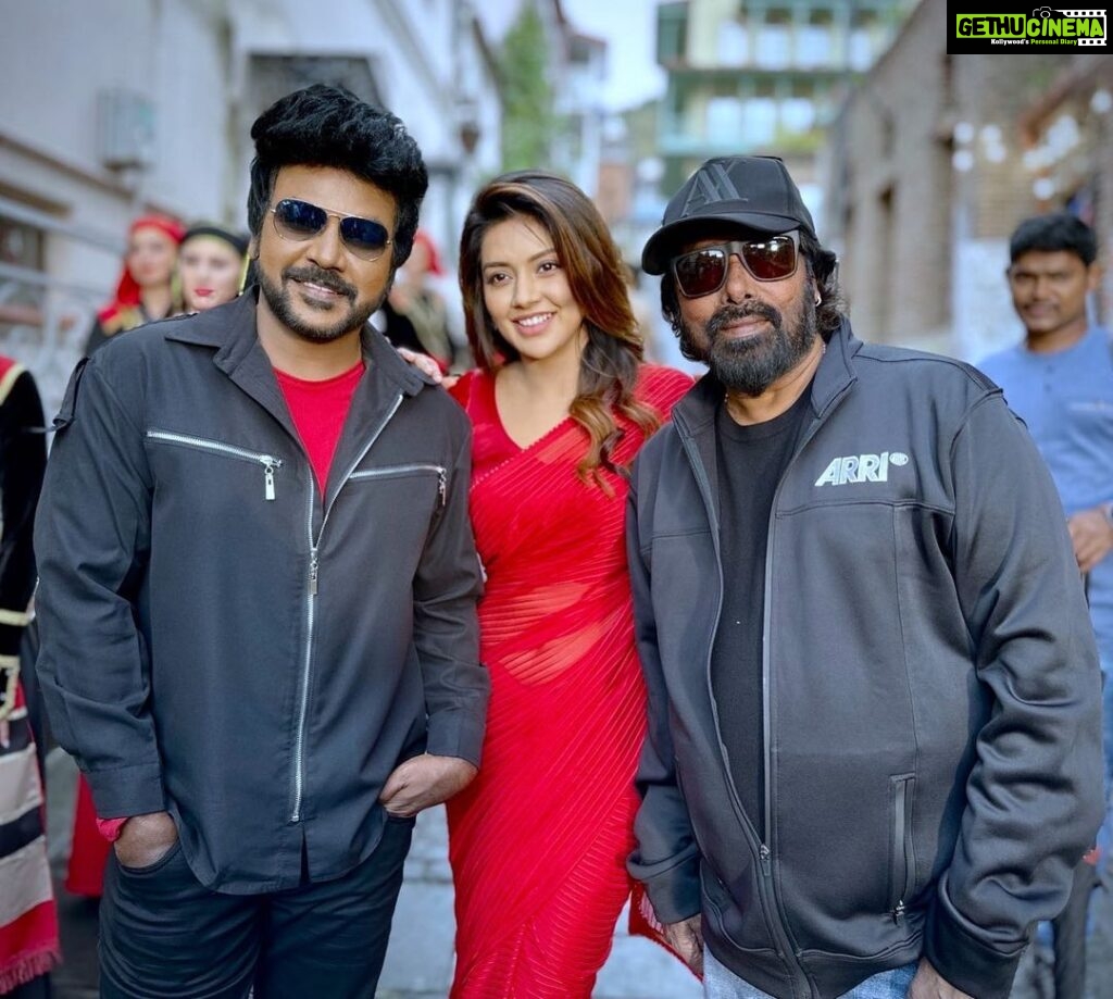 Mahima Nambiar Instagram - And we are done with the final song shoot of Chandramukhi 2. What a fun schedule it was 😎 Excited 😍🤩 @raghavalawrenceoffl @rdrajasekar.isc ❤️ Styled by @kiruthikhasekar Makeup : @pinkyvisal Hair styling : @itz_rajesh24 #chandramukhi2 #songshoot #Georgia #excited #dance