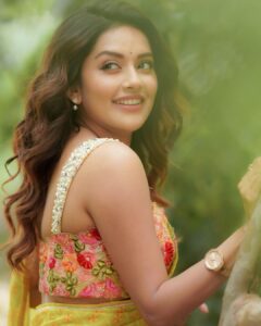 Mahima Nambiar Instagram - Chandramukhi 2 promotions 🤍

Wearing: @studio149 
Photography: @camerasenthil 

#chandramukhi2 #sareelove #yellow #yellove #promotions