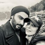 Malaika Arora Instagram - All warm n cozy 🧿🤗⛄️ that’s how I feel around you …… @arjunkapoor Salsburgh