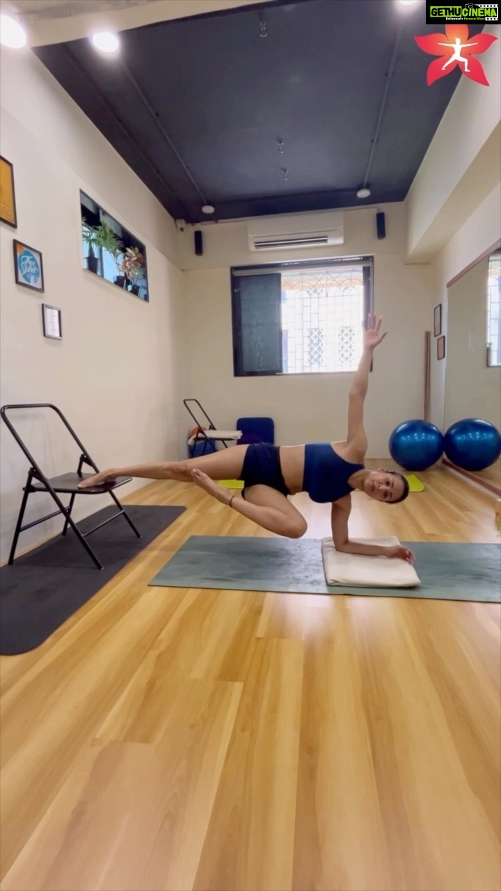 Malaika Arora Instagram - Hello Divas. Are you ready to tighten that core? Don’t underestimate the power of a good plank. 💪🏼This powerful exercise will, strengthen your back muscles positively boost your mood define your abs improve your balance aid in elevating back pain If you want to amplify the benefits of holding a standard plank for 30 seconds, you could try incorporating props like the ones I’ve used in my workout routine. Remember to be careful while working with props or practising under the guidance of a yoga coach. To become a member at the Diva Yoga, visit the link in bio. #divayoga #planks #plankworkout #yoga #yogaeverydamnday #yogapractice #divacommunity #yogalove #yogainspiration #yogaplank #coreworkout
