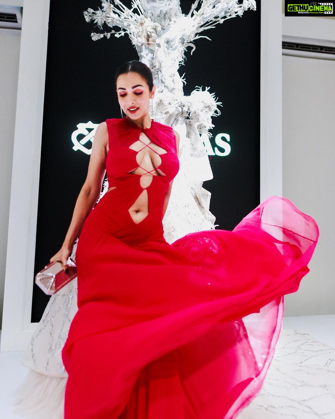 Malaika Arora Instagram - #ChivasAlchemy Auteurs of fashion, alchemist of genres, maestros of imagination transcending the eras of luxury with @chivas_in #ChivasAlchemy #collab #ChivasGlassware #ChivasAlchemy2023 #KaleidoscopeOfLuxury